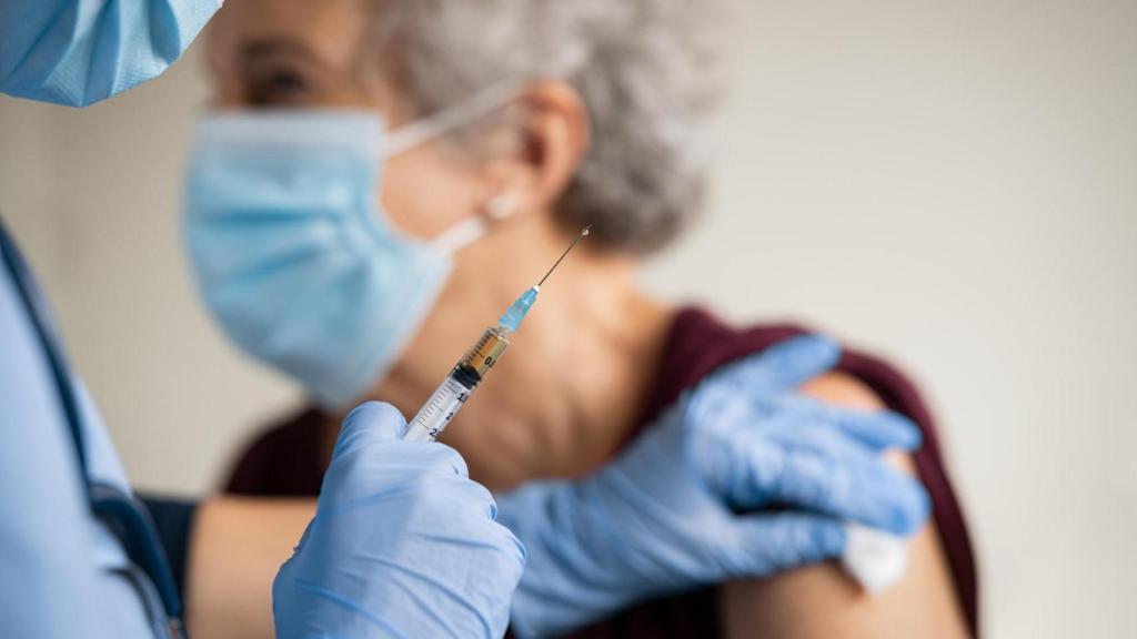 Vacunación por edades en Galicia: 95.003 dosis el fin de semana y gran avance de 65 a 69
