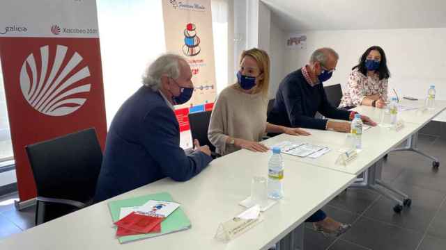 La delegada territorial de la Xunta de Galicia en Vigo, Marta Fernández-Tapias, y la fundación Menela presentando la iniciativa.