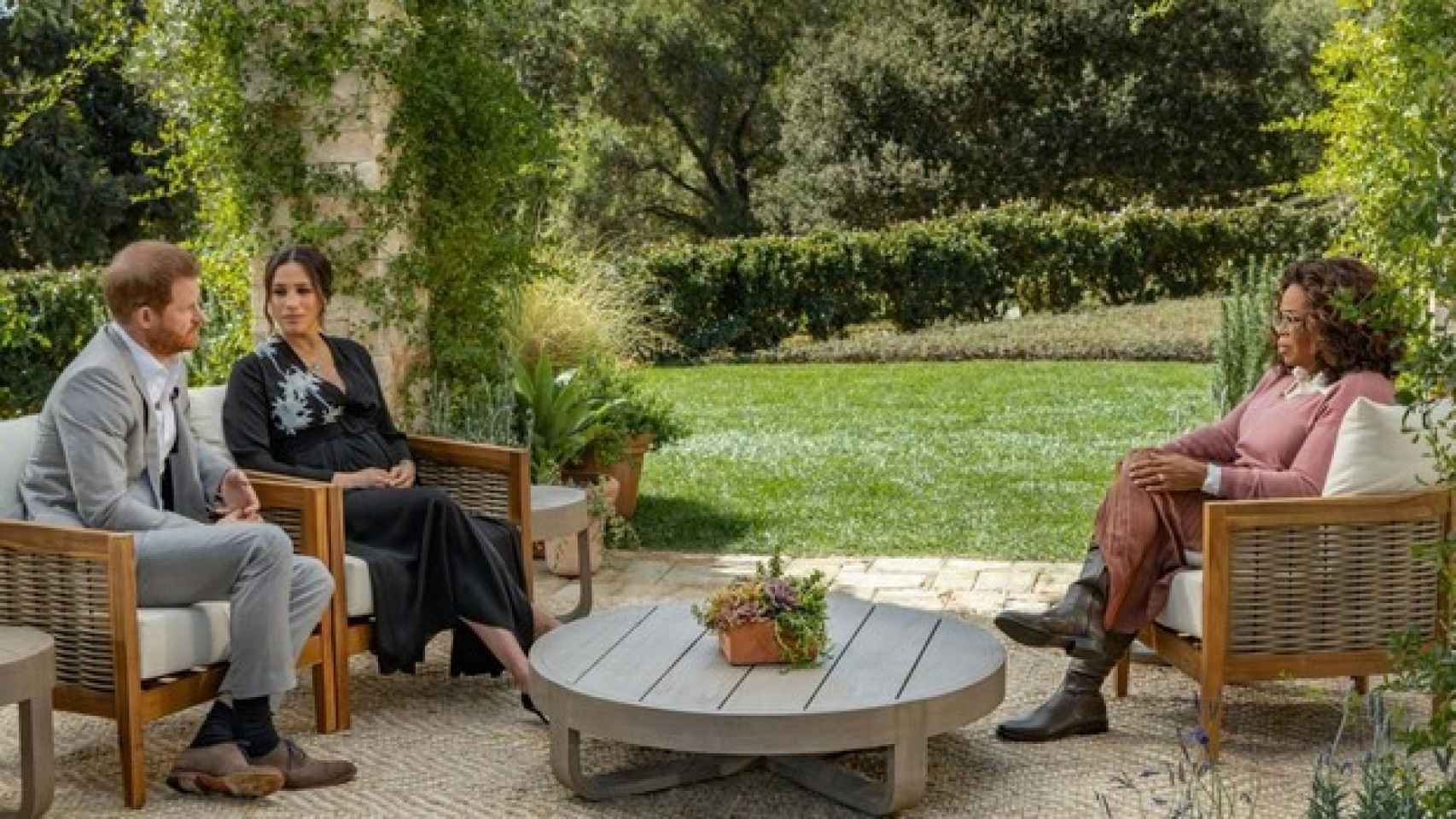 Oprah durante la entrevista a Harry y Meghan que tanta polémica generó.