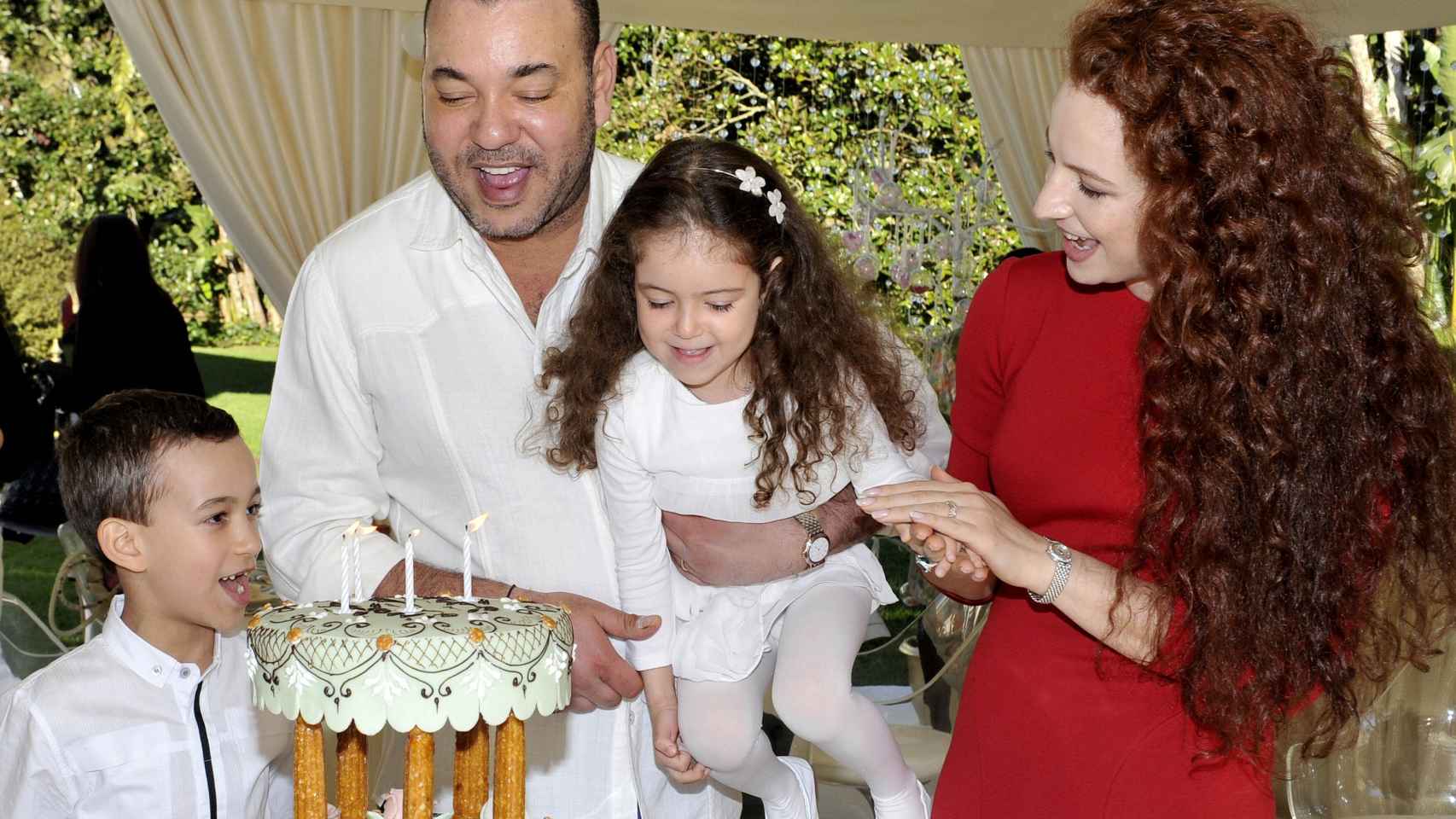 El rey Mohamed VI y la princesa Lalla Salma junto al heredero Moulay Hassan y la pequeña Lalla Khadija, que soplaba las velas de su cuarto cumpleaños.
