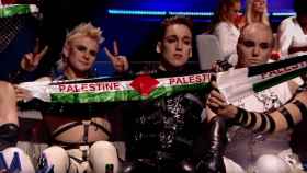 'A Song Called Hate' sacando la bandera Palestina en Eurovisión.