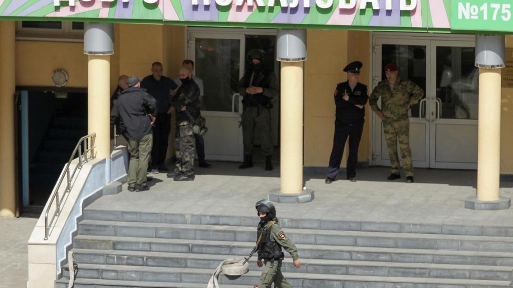 Policía y fuerzas de seguridad en la escuela 175 en la que se produjo el tiroteo.