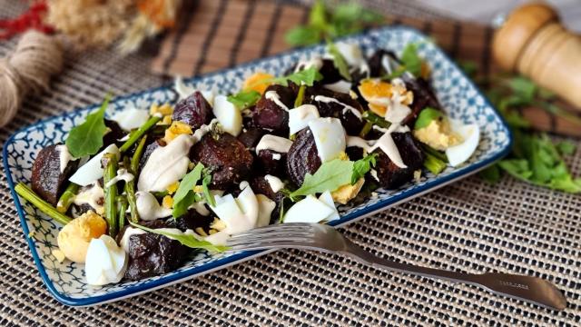 Ensalada de remolacha asada y huevo duro