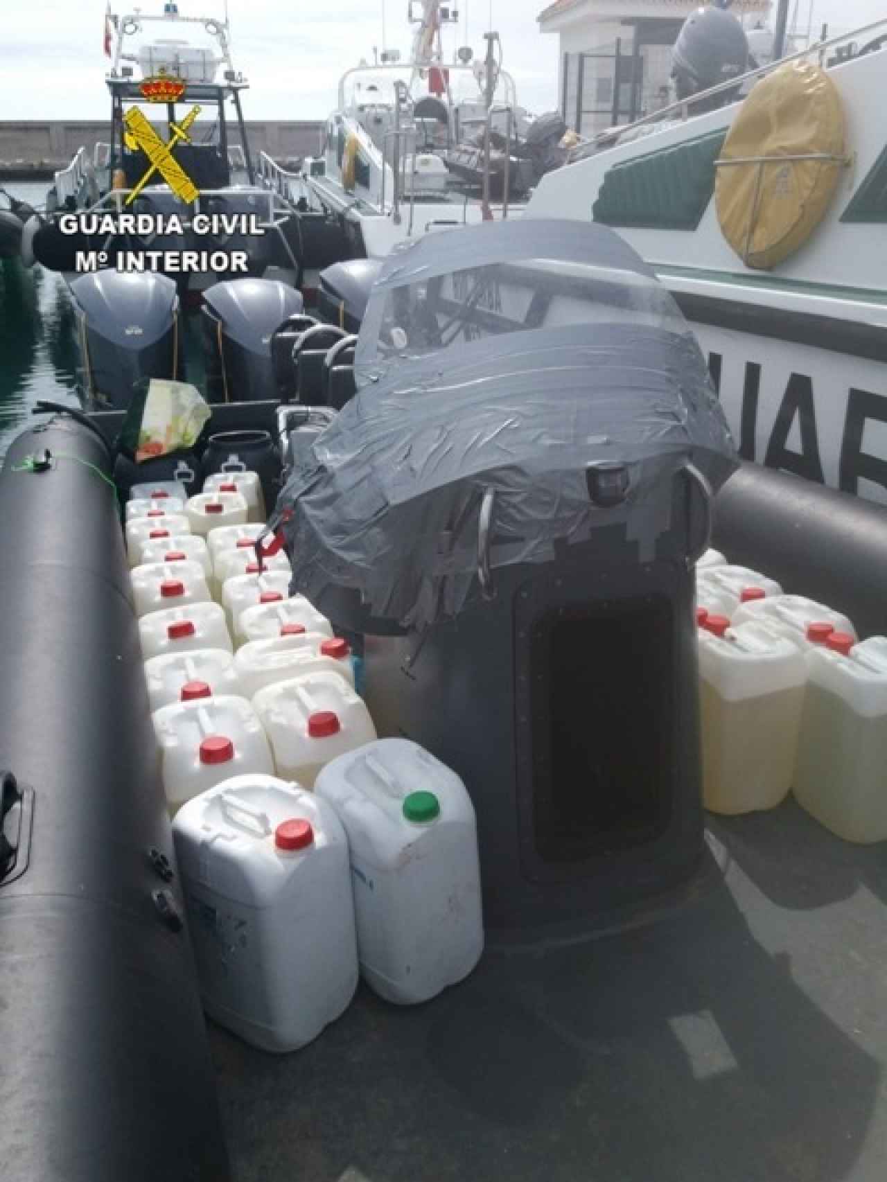 Petacas de combustible intervenidas en una operación contra el tráfico de hachís en el sur de España.