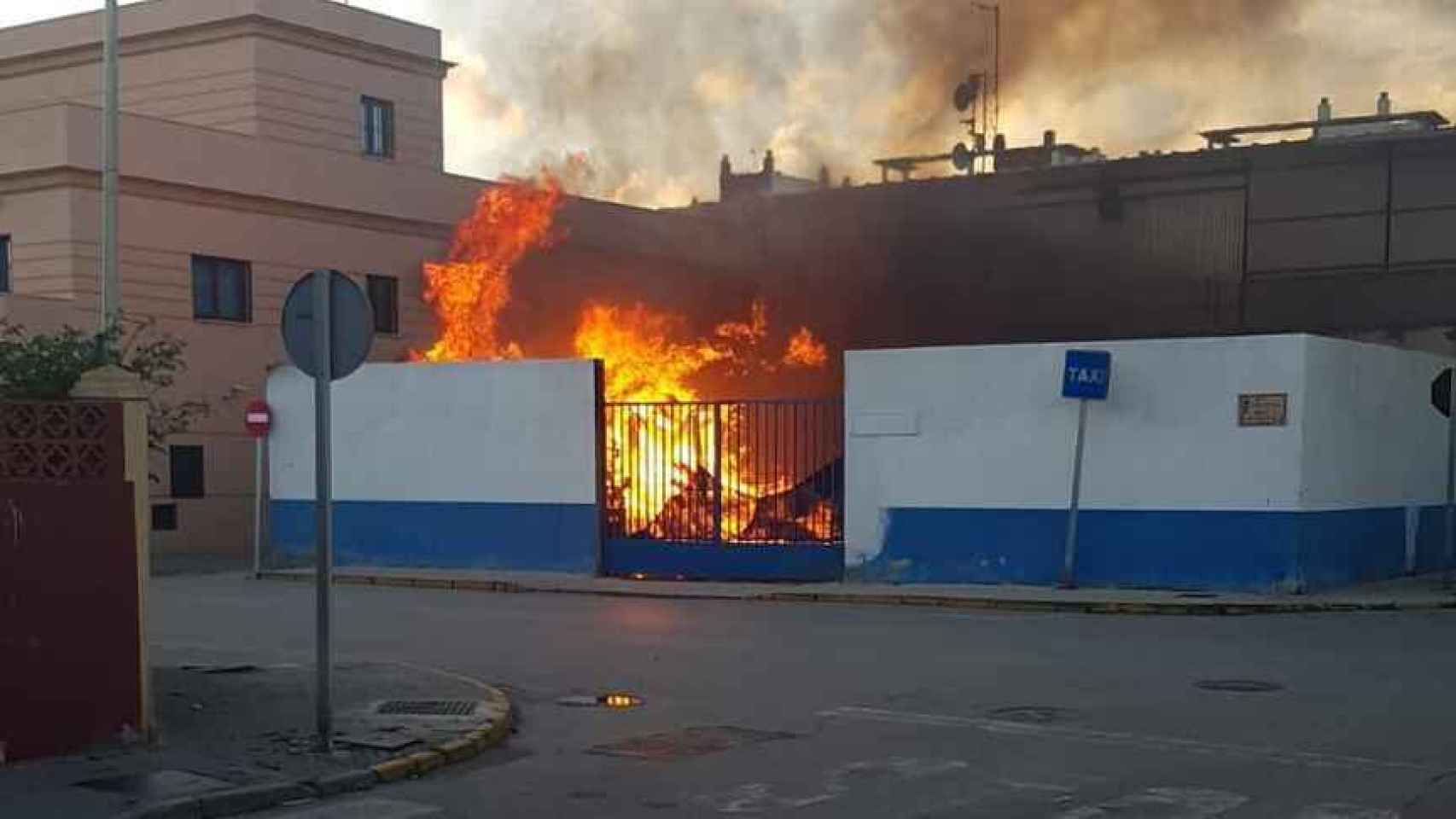 Edificio municipal de La Línea de la Concepción (Cádiz) incendiado durante los disturbios del pasado lunes.