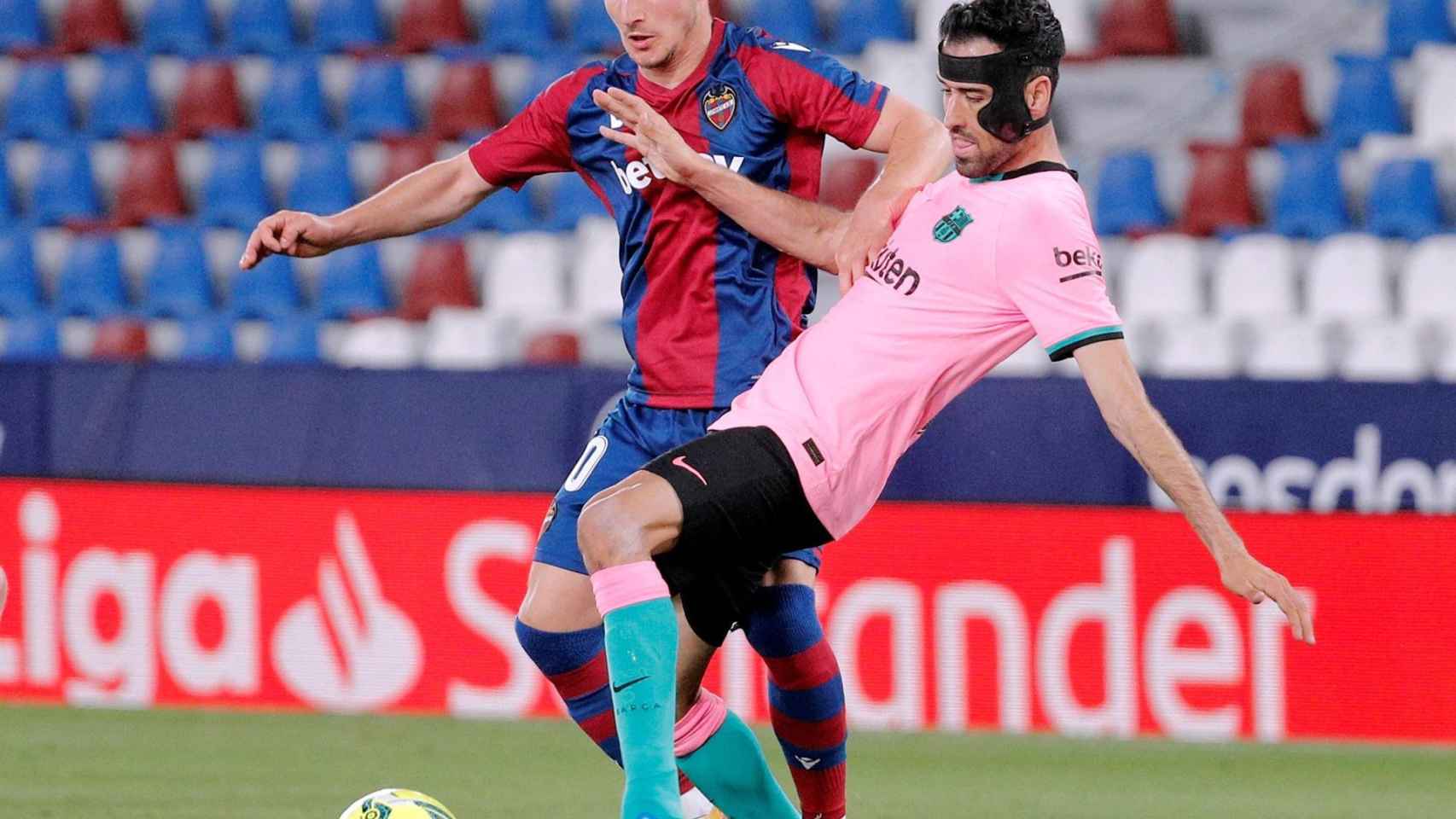 Busquets (Barça) peleando un balón ante el Levante