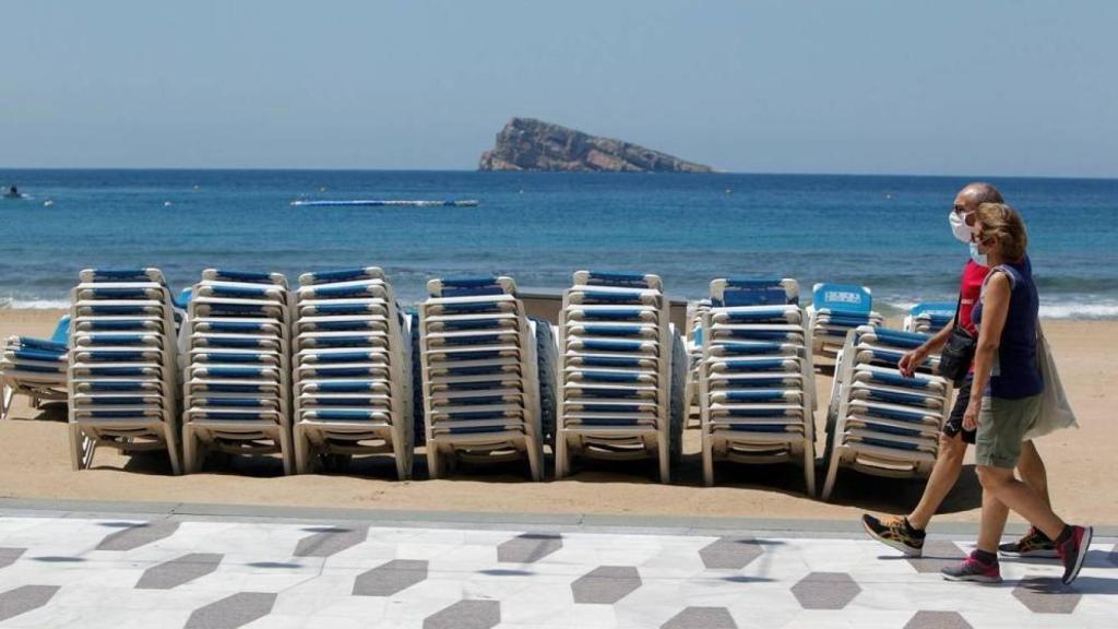 Hamacas apiladas en la playa de Levante de Benidorm.