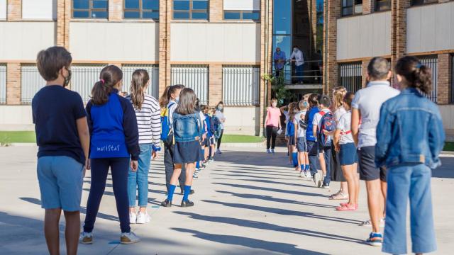 Alumnos en la puerta de un colegio