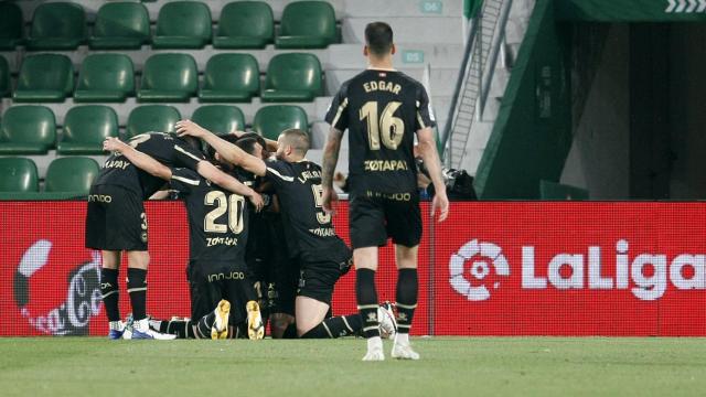 Los jugadores del Alavés celebran un gol