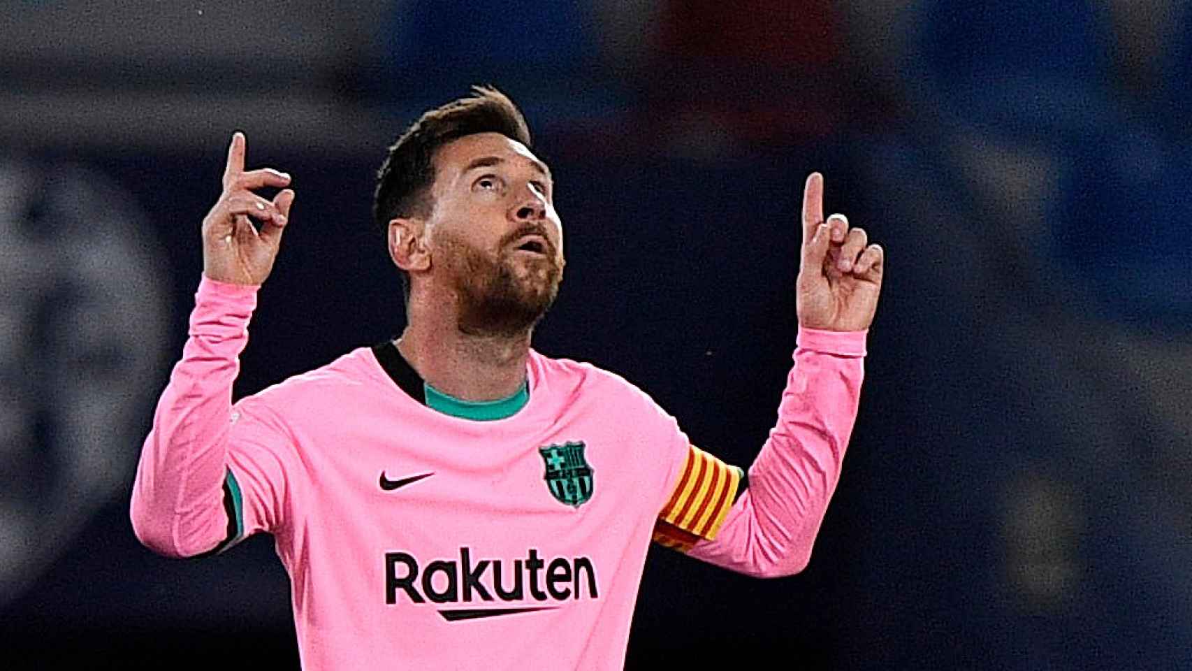 Leo Messi celebra su gol señalando al cielo