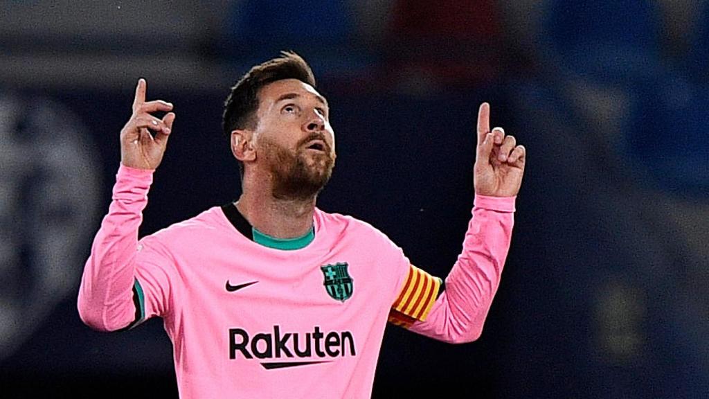 Leo Messi celebra su gol señalando al cielo