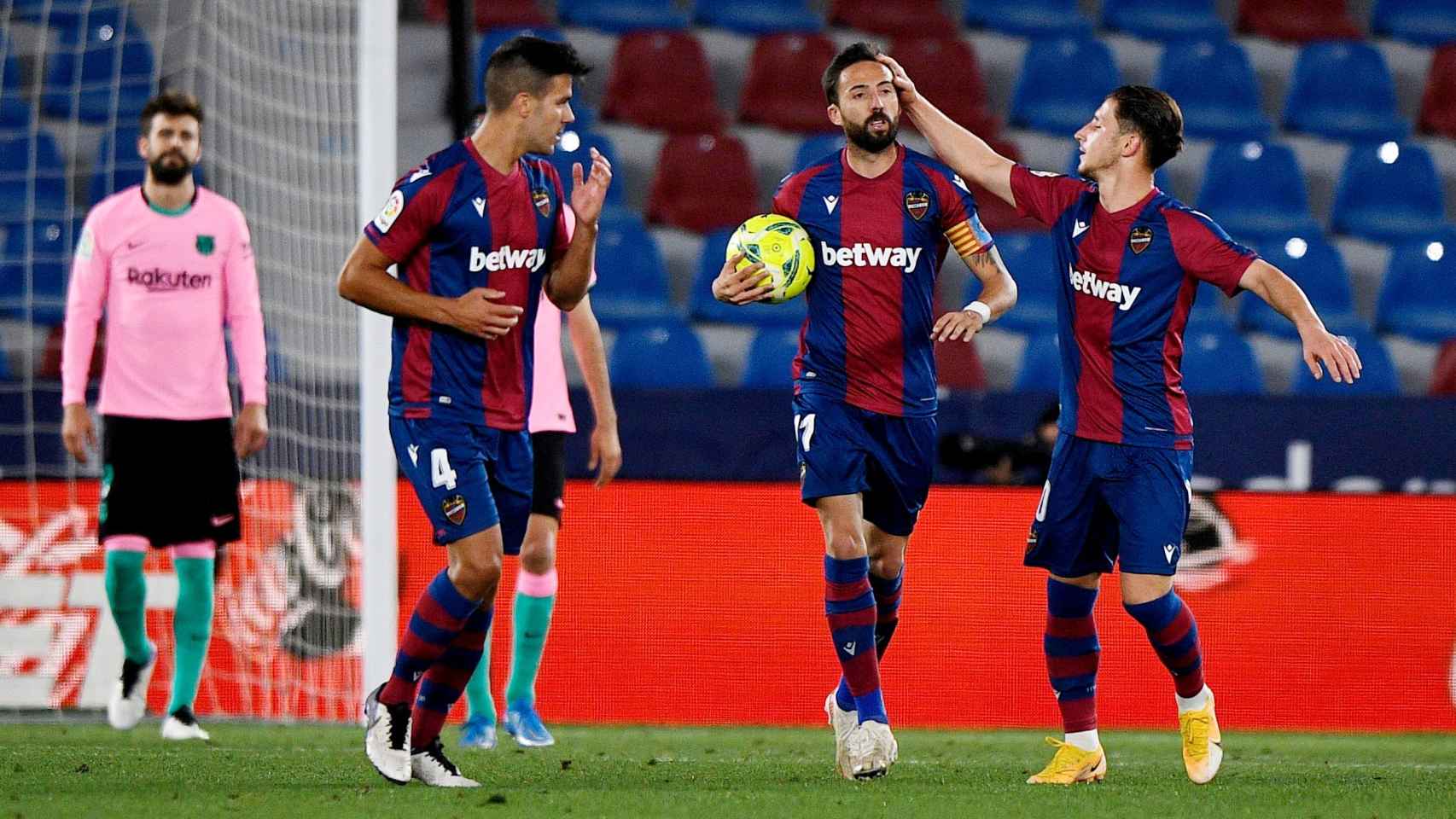 Los jugadores del Levante felicitan a José Luis Morales por su gol al Barça