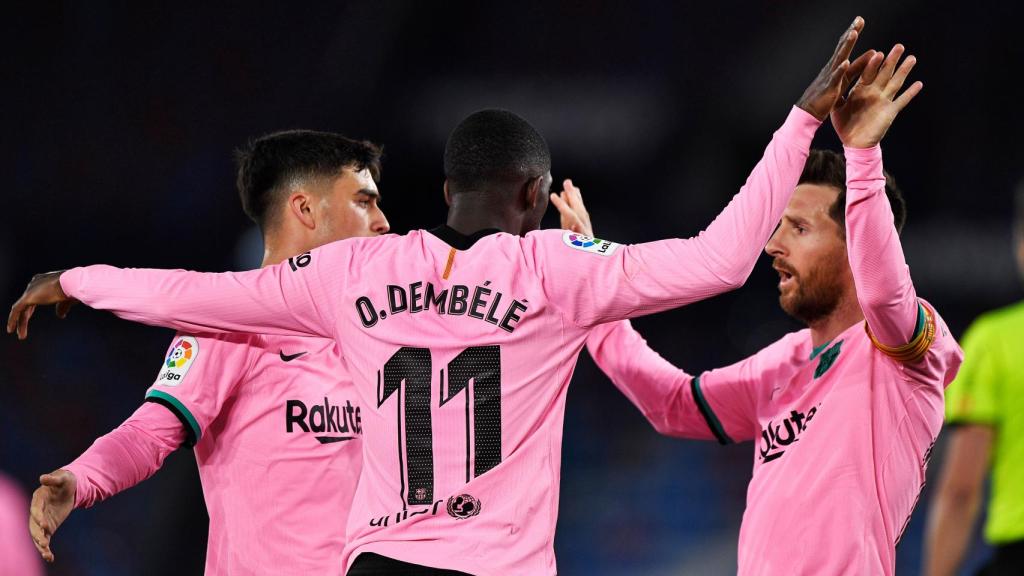 Pedri y Messi felicitan a Dembélé por su gol