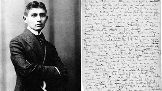 Kafka junto a una de sus cartas a su amigo Oskar Pollak
