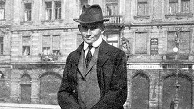 Kafka a los 40 años en el casco antiguo de Praga