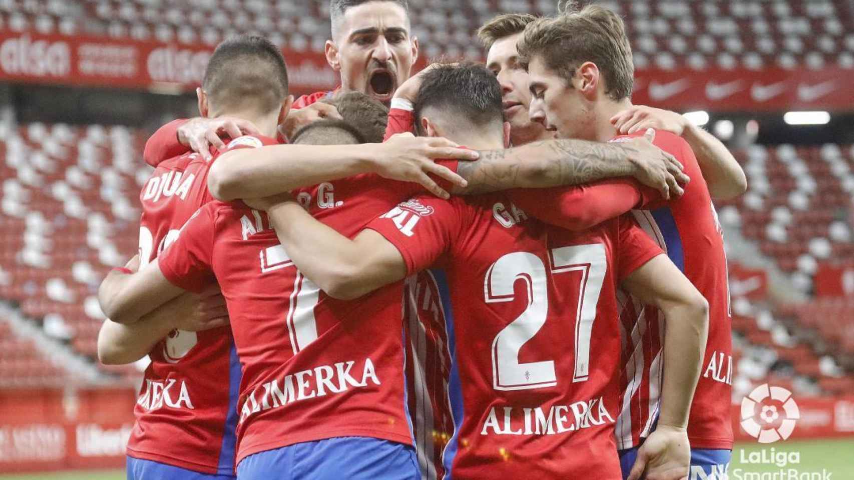 Piña de los jugadores del Granada para celebrar un gol en La Liga 2020/2021