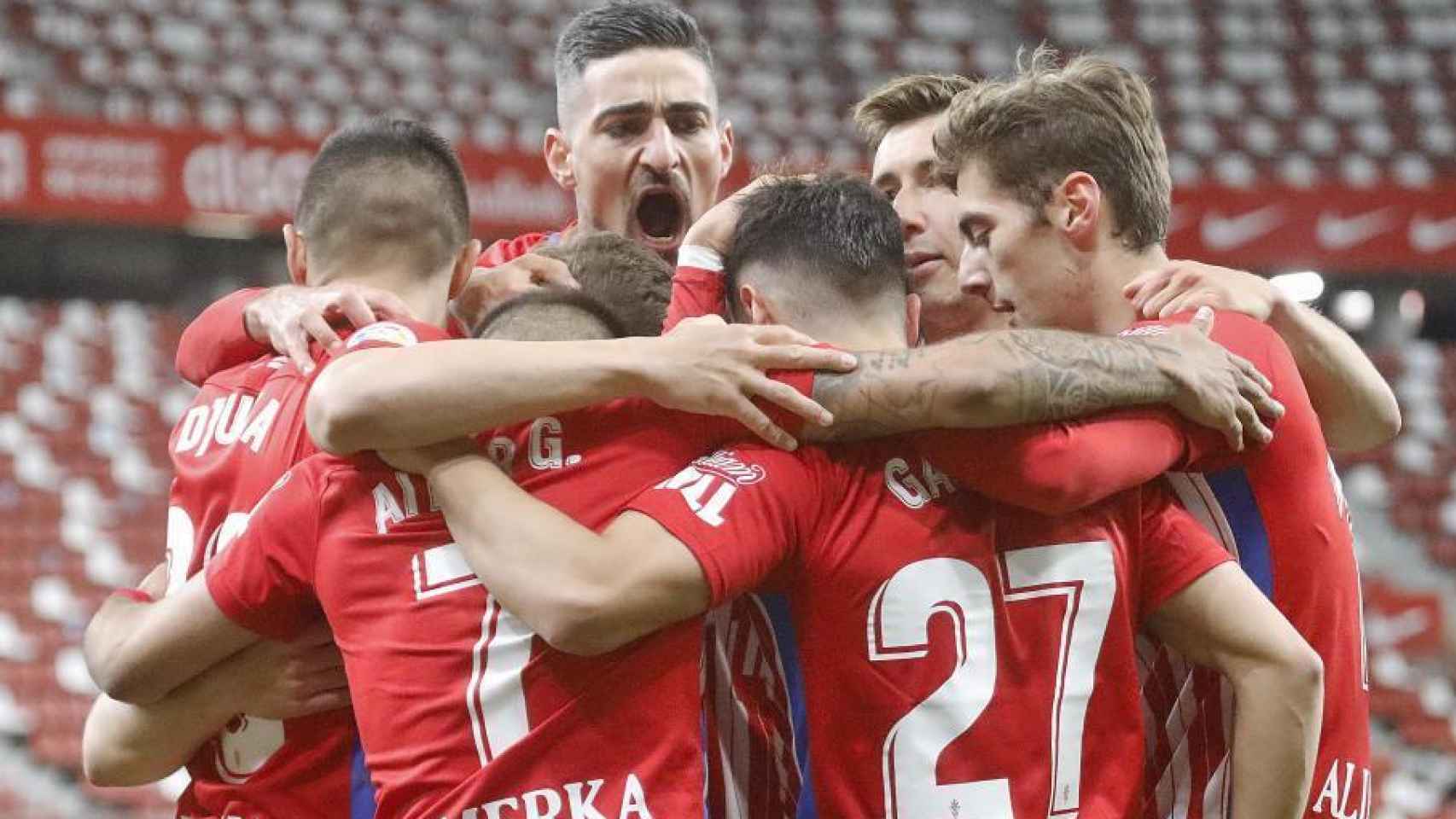 Piña de los jugadores del Granada para celebrar un gol en La Liga 2020/2021
