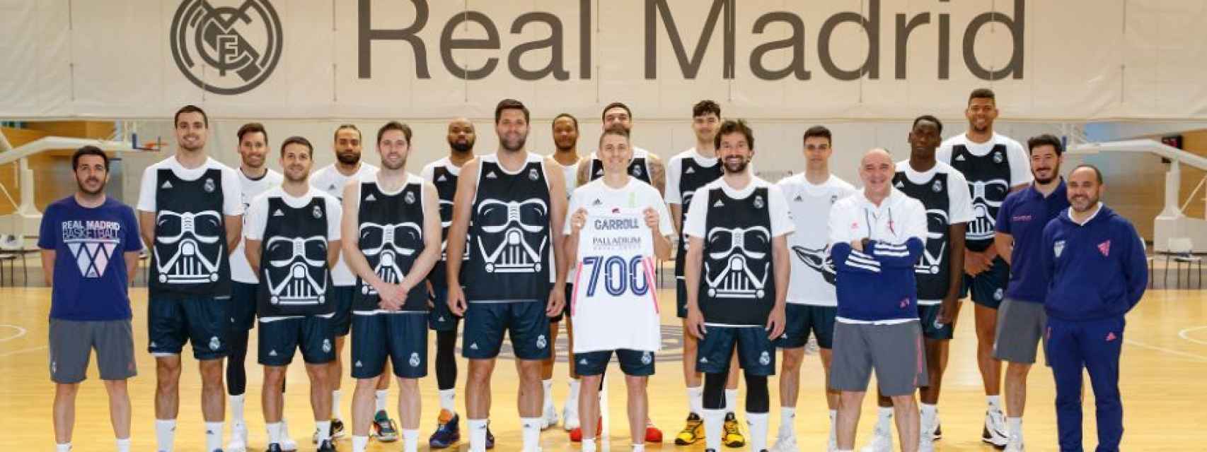 Jaycee Carroll posa con la camiseta conmemorativa por sus 700 partidos con el Real Madrid de Baloncesto
