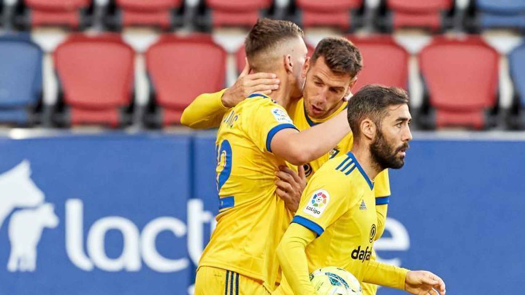 Los jugadores del Cádiz felicitan a Saponjic por su gol