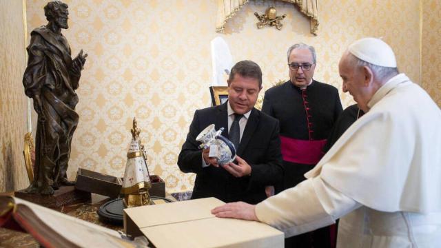 Audiencia del Papa Francisco al presidente de Castilla-La Mancha, Emiliano García-Page, y la alcaldesa de Toledo, Milagros Tolón