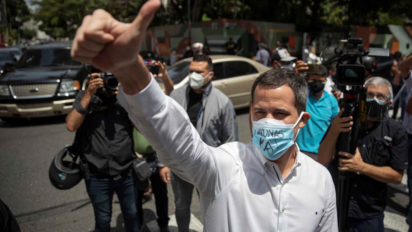 El líder opositor Juan Guaidó en una protesta de trabajadores de la salud .