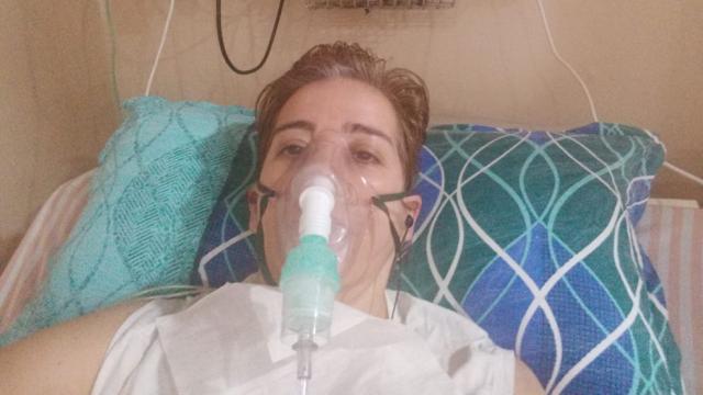 Pepa Baños hace tres días, en la cama de su UCI en un hospital cercano a Nueva Delhi.