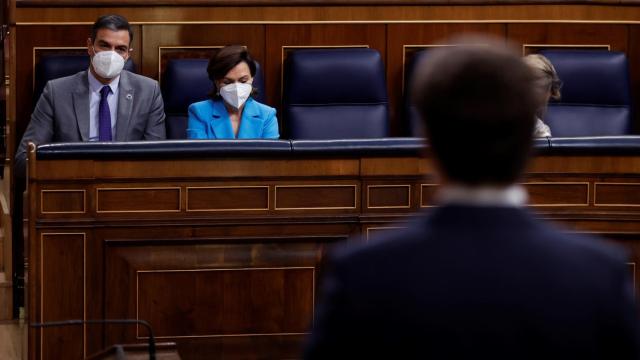 Pedro Sánchez y Carmen Calvo escuchan la intervención de Pablo Casado en el Congreso de los Diputados.