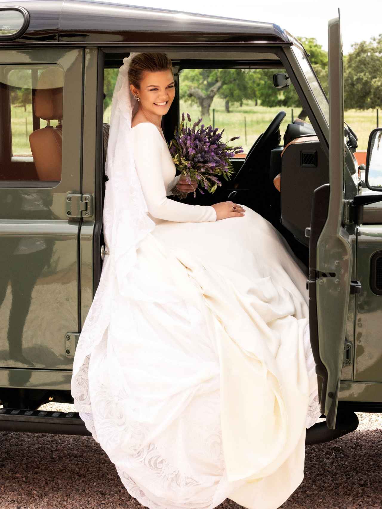 El 'look' de la novia mientras se montaba en el coche a su salida de la ceremonia.