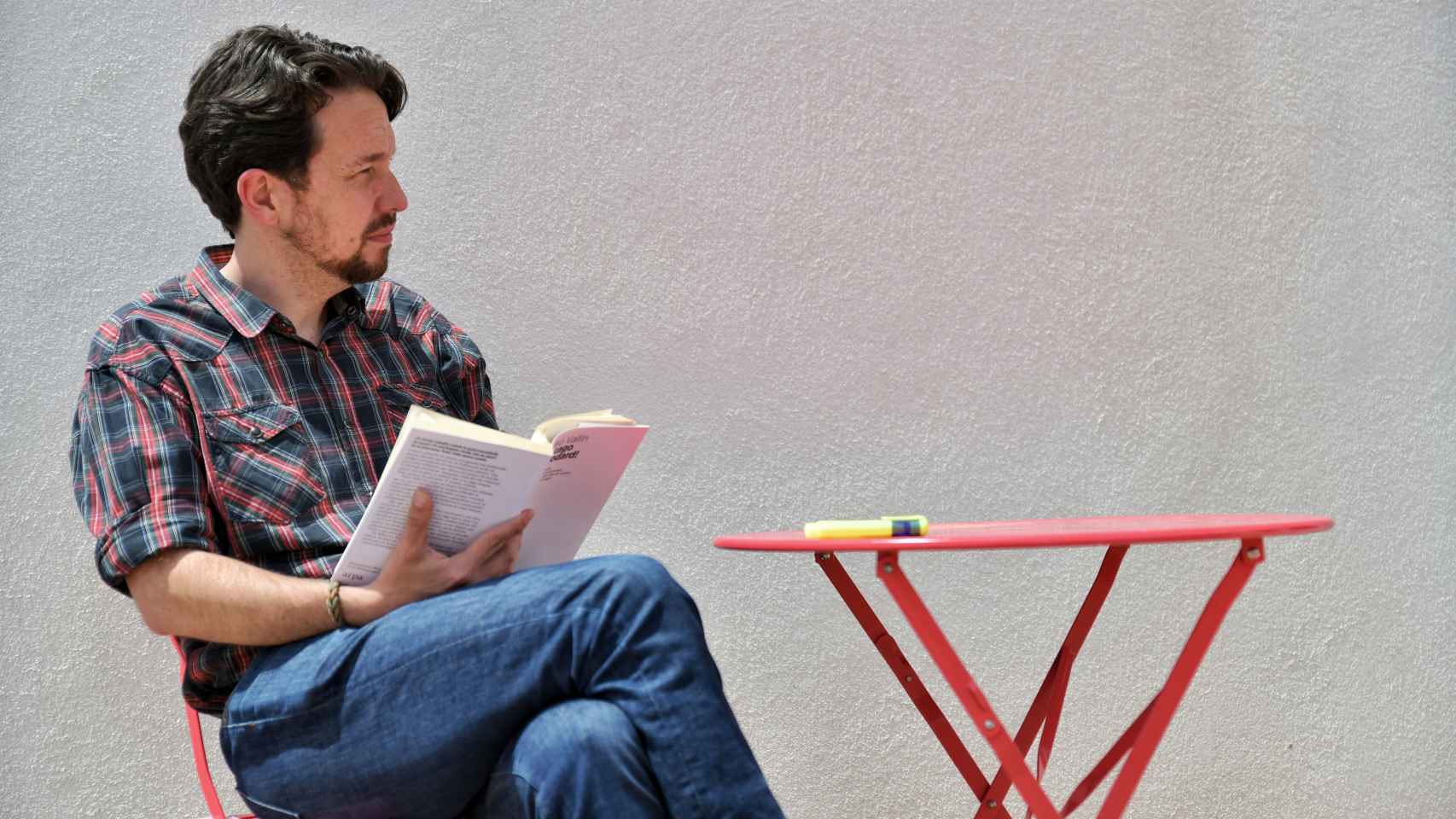 Pablo Iglesias, leyendo un libro en el porche de su casa, recién cortada la coleta