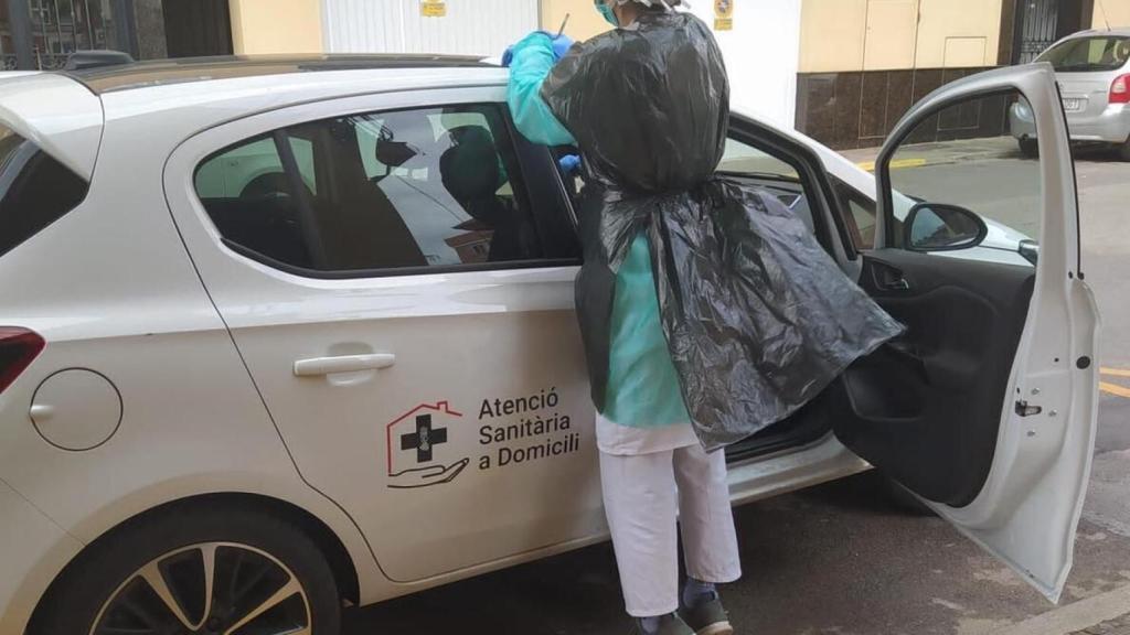 Personal ataviado con bolsas de basura.