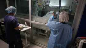 Tres sanitarios tratan a un paciente con Covid ingresado en una UCI, en imagen de archivo.