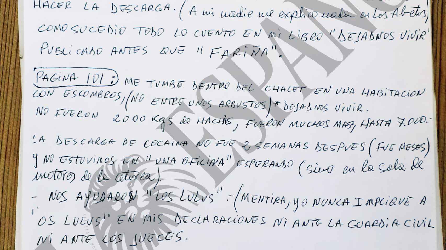 Una de las notas manuscritas que el testigo protegido Manuel Fernández Padín entregó al juez junta a su demanda contra el autor de 'Fariña'.