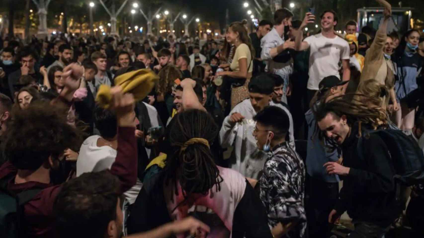 Una multitud de jóvenes se agolpa en el paseo de Lluis Companys (Barcelona).