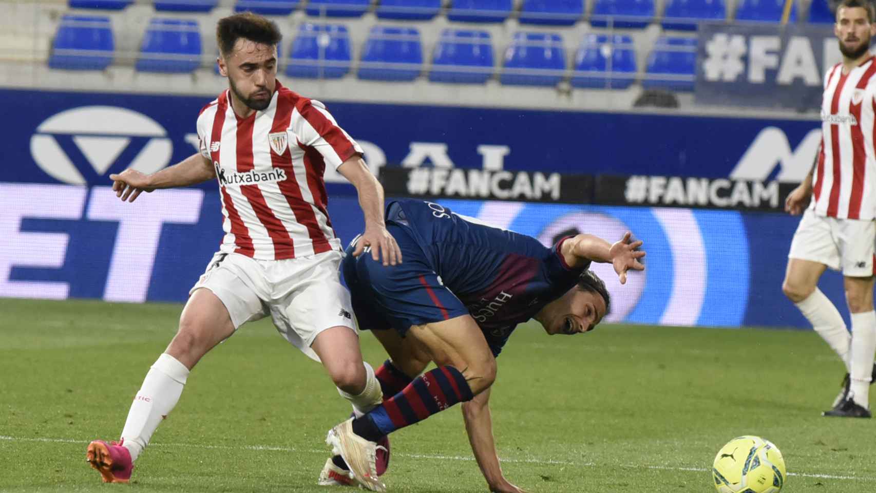 Huesca y Athletic pelean un balón