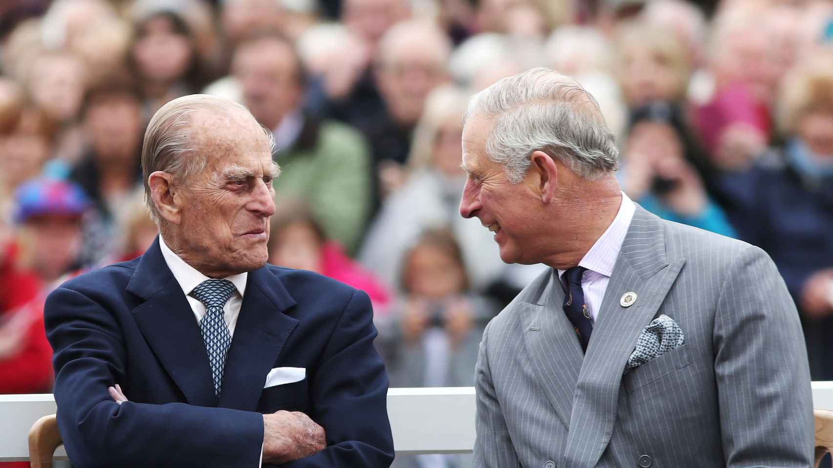 El duque de Edimburgo y el príncipe Carlos, en una imagen de archivo.