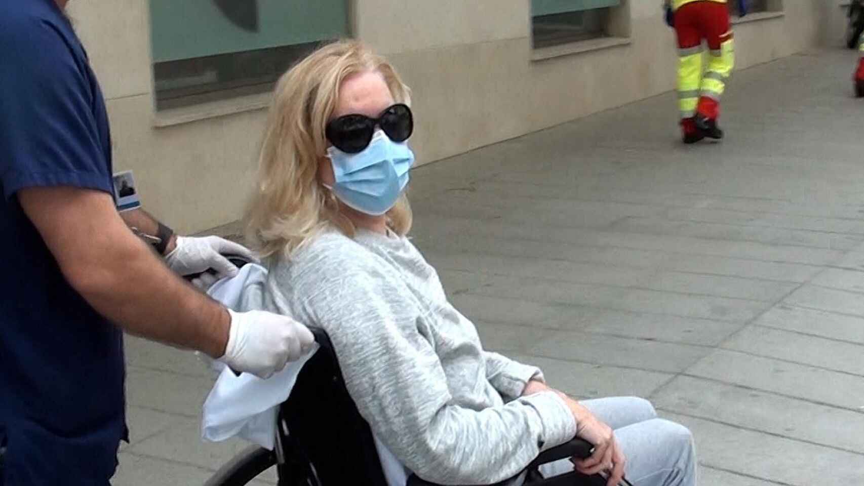 Bárbara Rey abandonando el hospital en silla de ruedas.