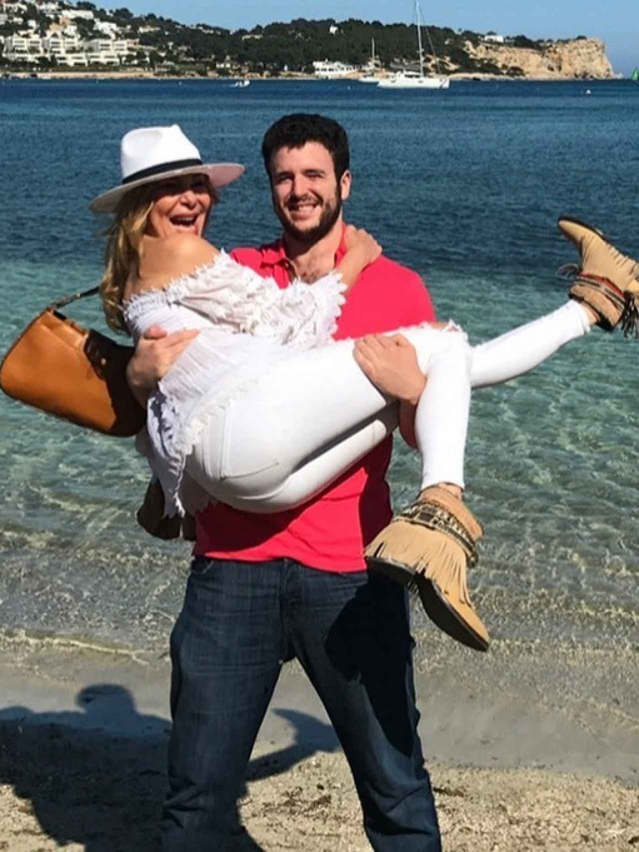 Ana Obregón ha compartido en su Instagram los momentos más felices que vivió al lado de su hijo.