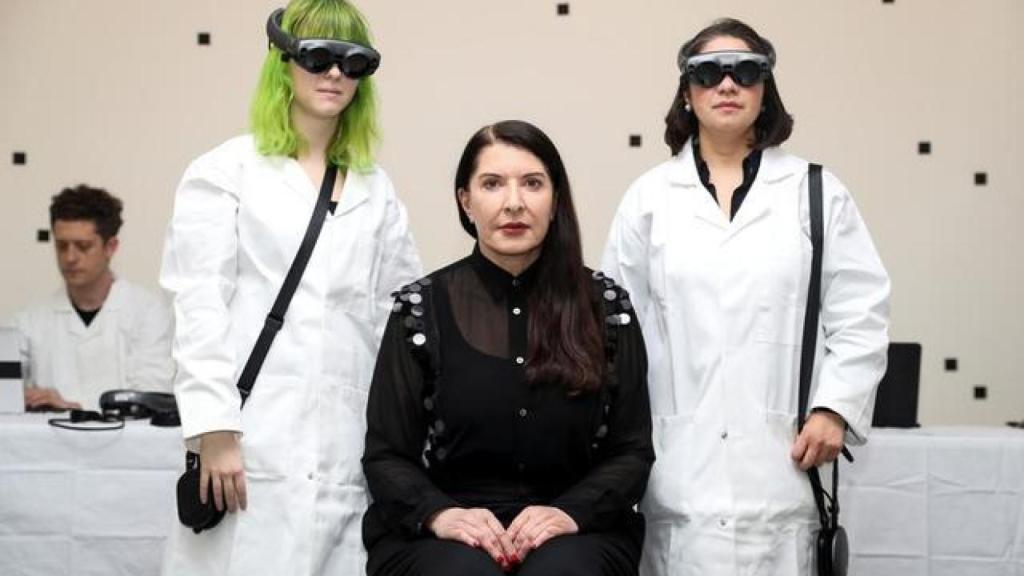 La artista serbia Marina Abramovic, en el centro de la imagen.