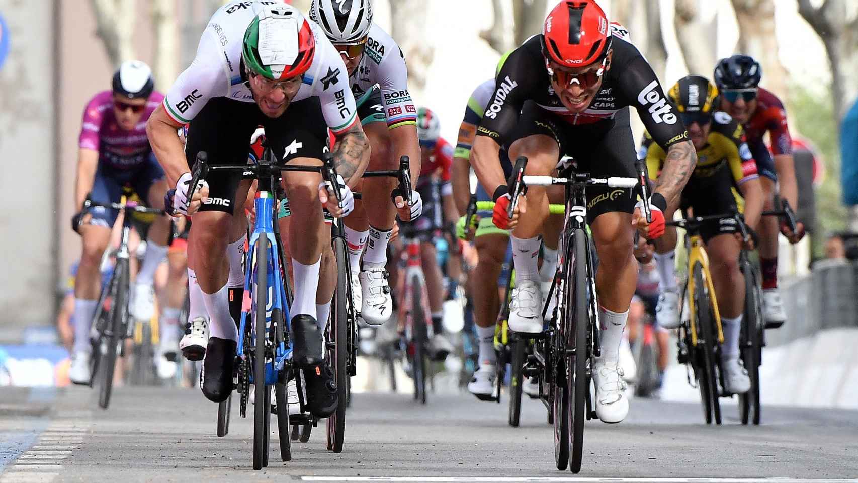 Giacomo Nizzolo y Caleb Ewan, esprintando en la quinta etapa del Giro de Italia
