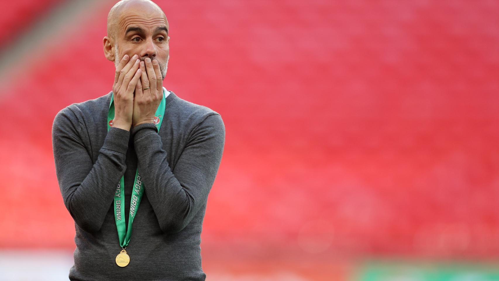 Pep Guardiola, con su medalla de la Carabao Cup de 2021