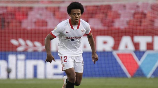 Jules Koundé conduce el balón durante el Sevilla - Valencia de la jornada 36 de La Liga