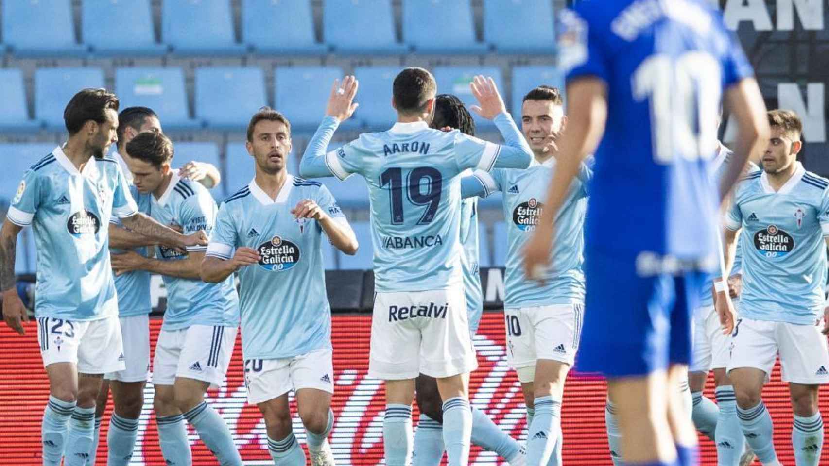 Piña de los jugadores del Celta de Vigo para celebrar el gol de Nolito