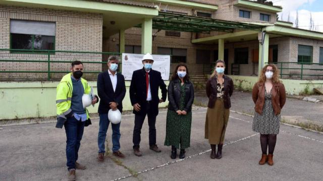 La alcaldesa de Ciudad Real, Pilar Zamora, en el inicio de las obras de adaptación del Colegio Ciudad Jardín como sede de la Universidad Popular de Ciudad Real