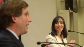 El alcalde de Madrid, José Luis Martínez Almeida, y la delegada del Gobierno, Mercedes González, en su rueda de prensa conjunta.