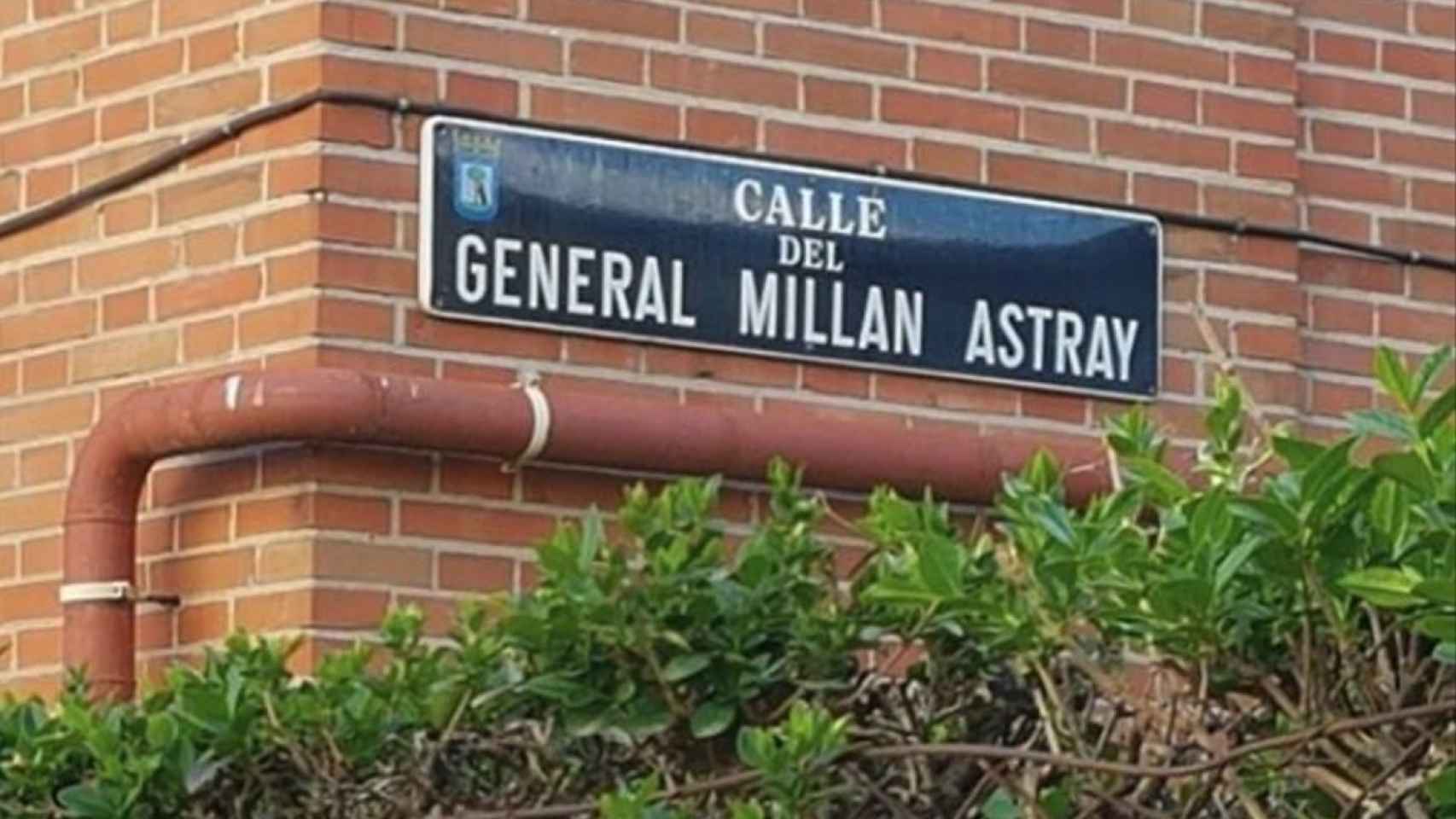 Placa de la calle en honor al general Millán-Astray, antes de ser retirada.