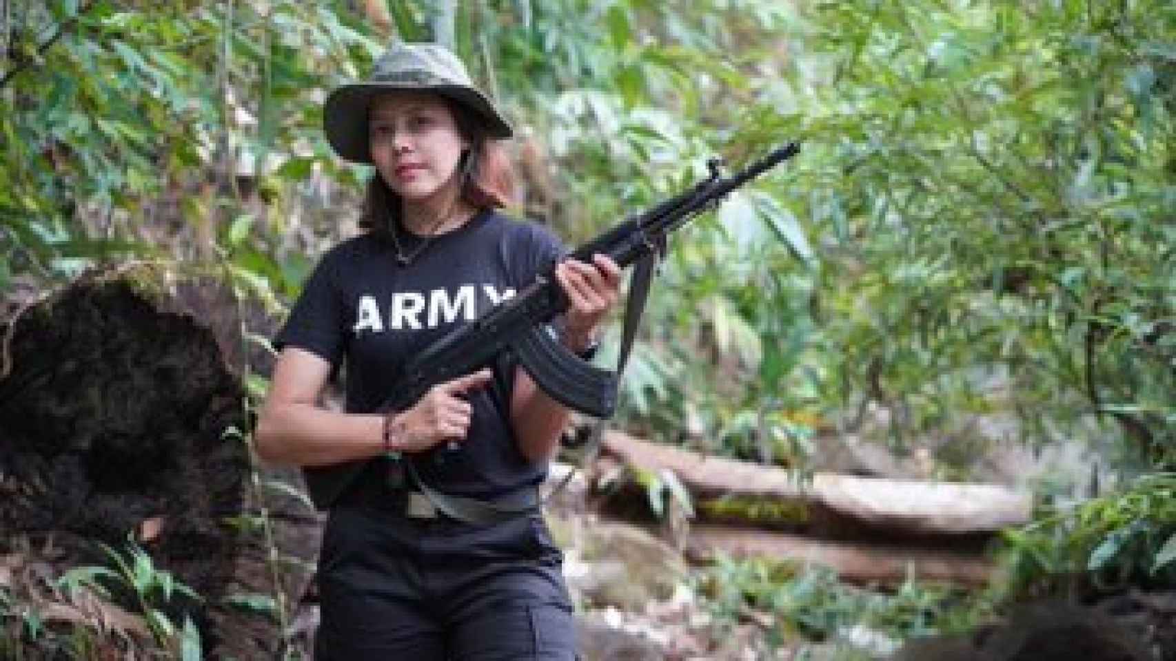 La miss y modelo birmana Htar Htet Htet rifle en mano.