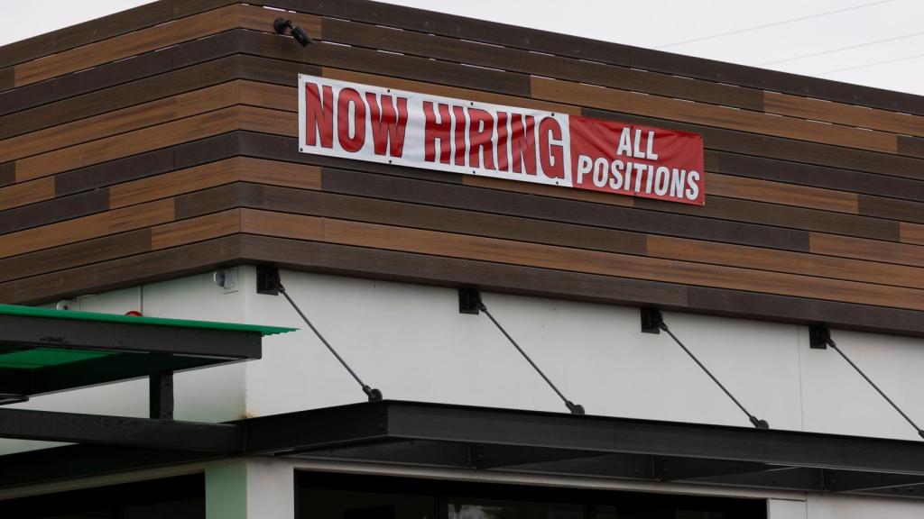 Un cartel para contratar a trabajadores delante de un local en Estados Unidos.
