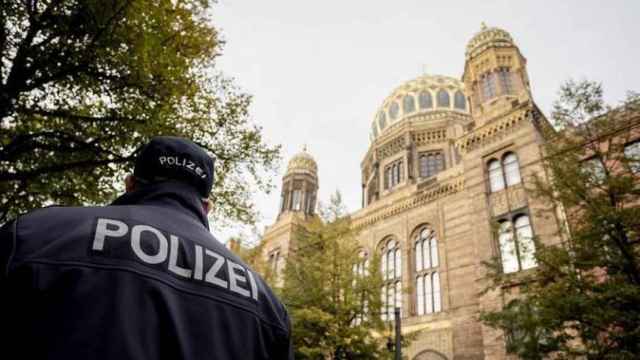 Un agente de la policía Alemana frente a la Sinagoga de Halle.