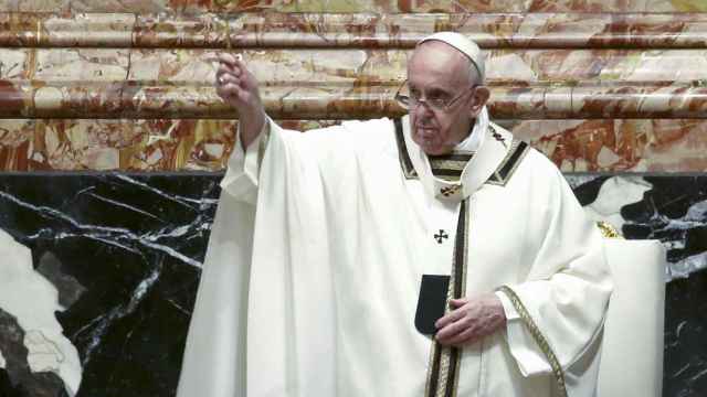 El Papa Francisco durante la celebración de la vigilia Pascual en El Vaticano.