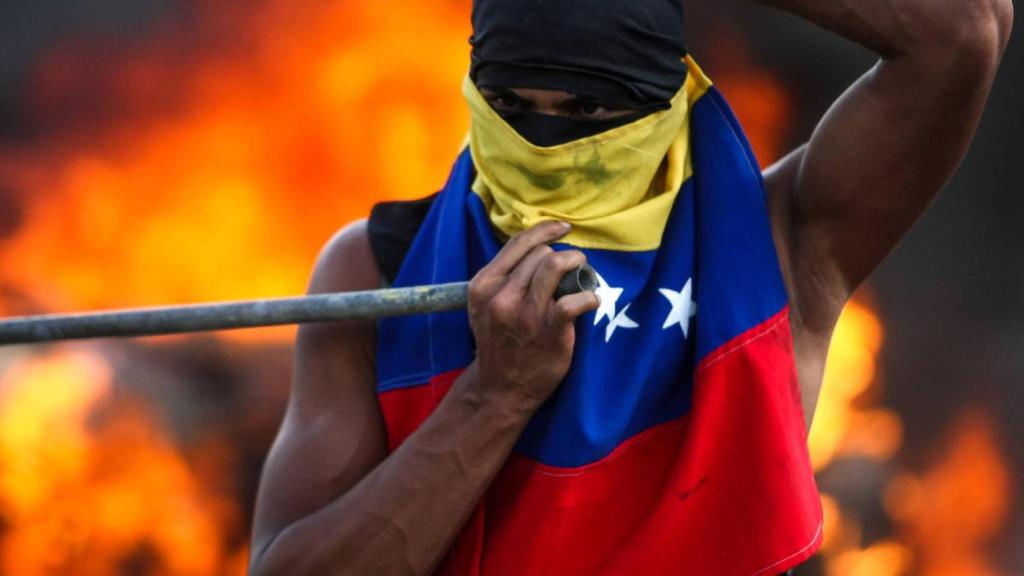 Un venezolano, durante una jornada de protesta contra la dictadura de Maduro.